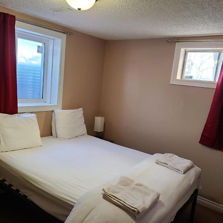 Cozy Home With Comfortable Beds And Fully Equipped Kitchen 15 Mins Drive From Airport, Downtown, Sait And U Of C And 80 Min Drive To Banff YYC Esterno foto