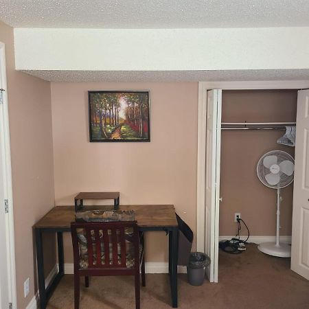 Cozy Home With Comfortable Beds And Fully Equipped Kitchen 15 Mins Drive From Airport, Downtown, Sait And U Of C And 80 Min Drive To Banff YYC Esterno foto