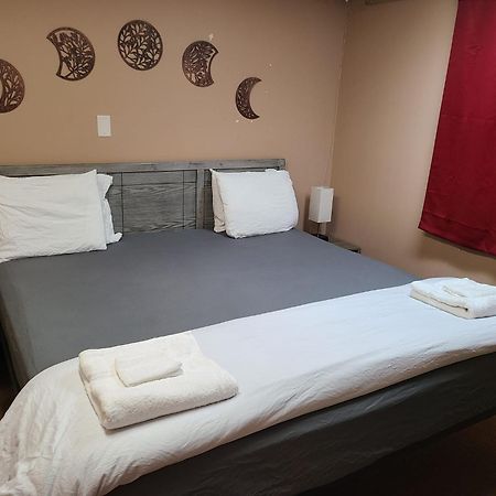 Cozy Home With Comfortable Beds And Fully Equipped Kitchen 15 Mins Drive From Airport, Downtown, Sait And U Of C And 80 Min Drive To Banff YYC Esterno foto