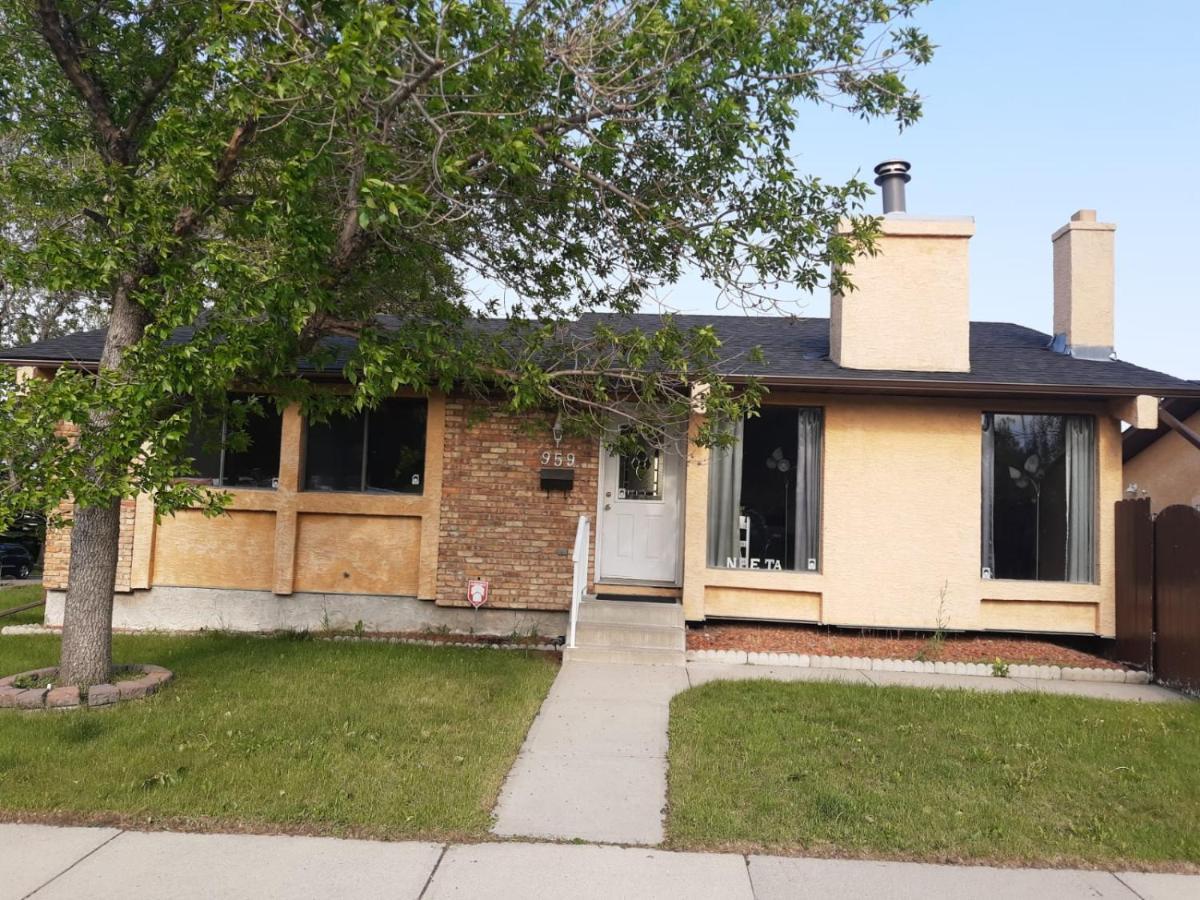 Cozy Home With Comfortable Beds And Fully Equipped Kitchen 15 Mins Drive From Airport, Downtown, Sait And U Of C And 80 Min Drive To Banff YYC Esterno foto