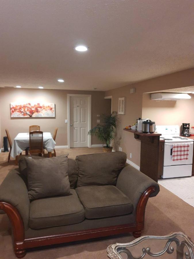 Cozy Home With Comfortable Beds And Fully Equipped Kitchen 15 Mins Drive From Airport, Downtown, Sait And U Of C And 80 Min Drive To Banff YYC Esterno foto