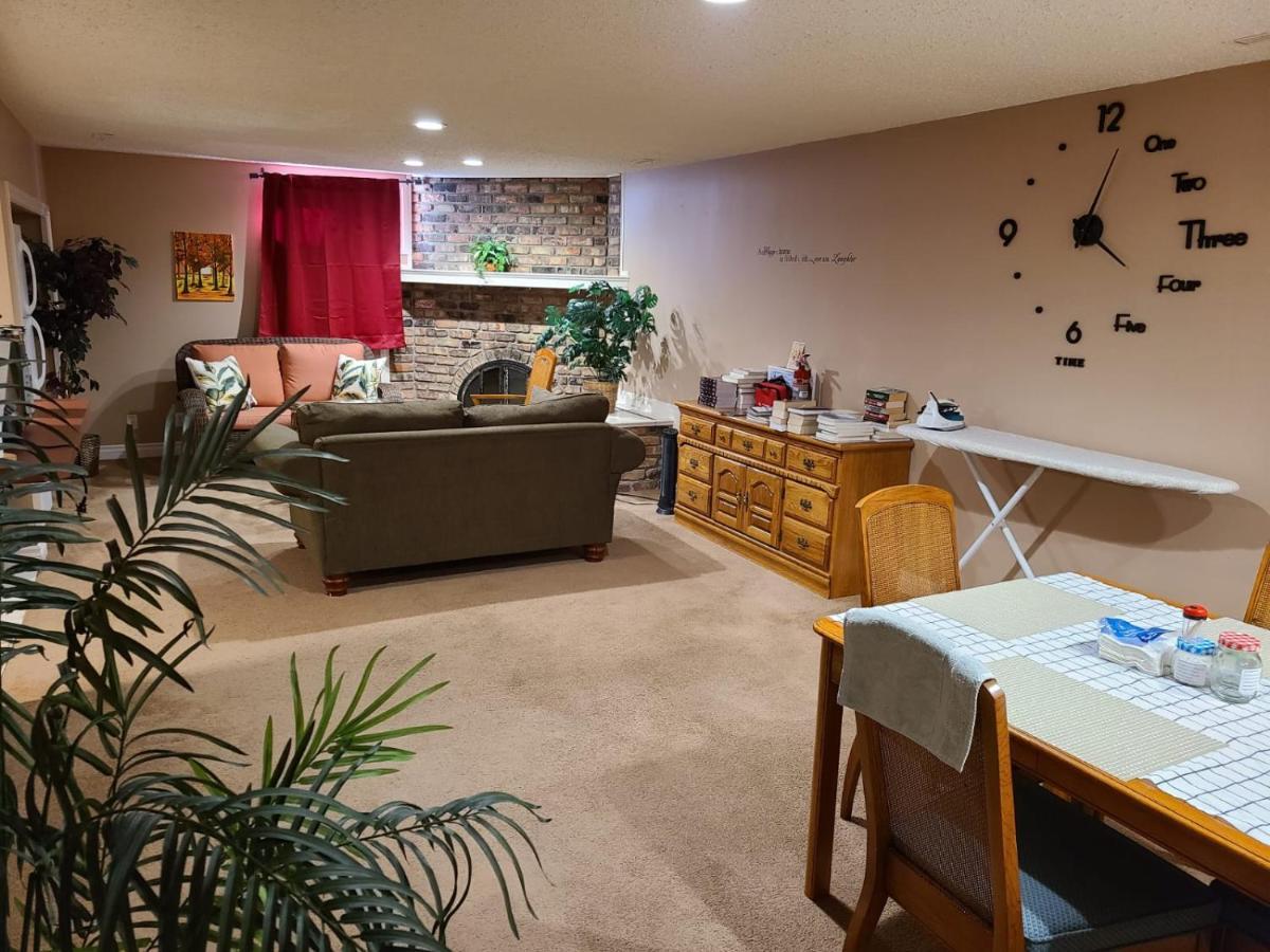 Cozy Home With Comfortable Beds And Fully Equipped Kitchen 15 Mins Drive From Airport, Downtown, Sait And U Of C And 80 Min Drive To Banff YYC Esterno foto