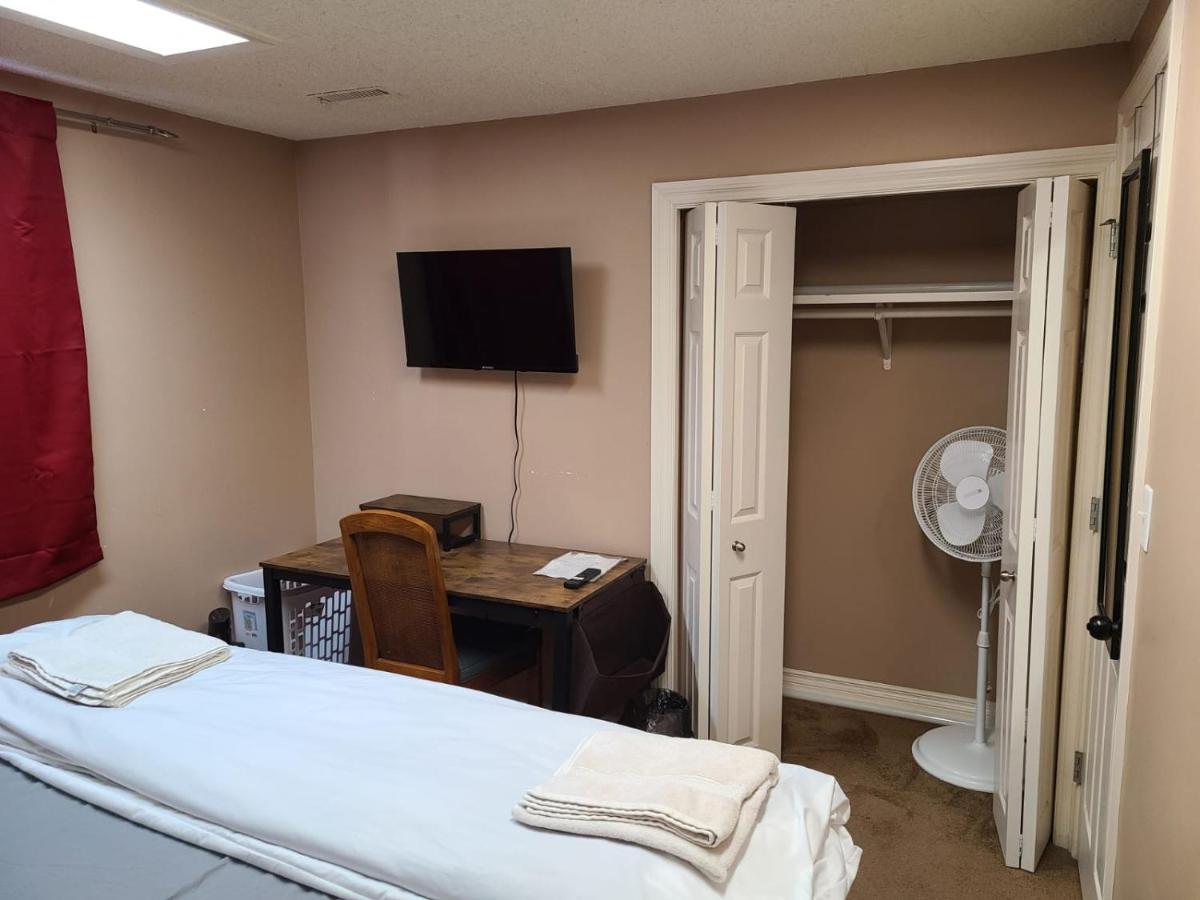 Cozy Home With Comfortable Beds And Fully Equipped Kitchen 15 Mins Drive From Airport, Downtown, Sait And U Of C And 80 Min Drive To Banff YYC Esterno foto