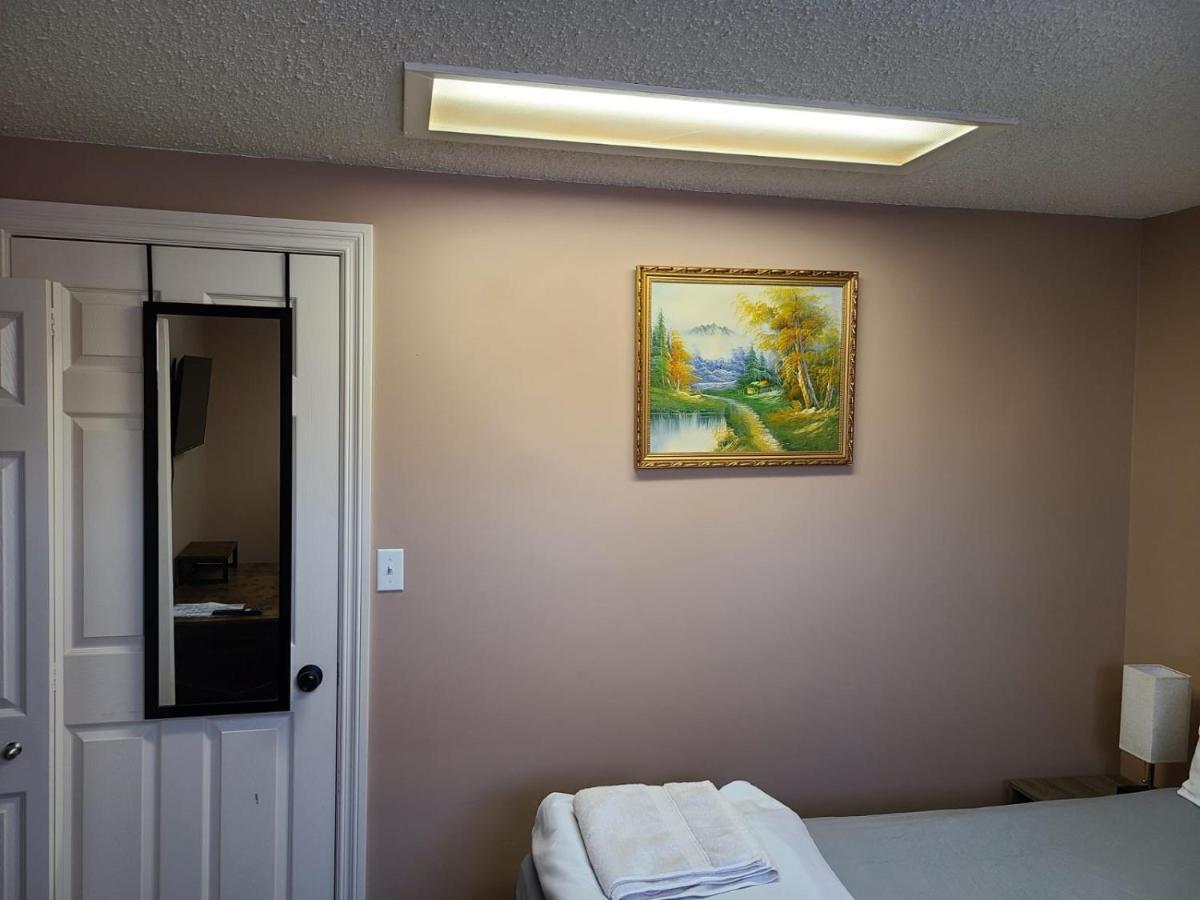 Cozy Home With Comfortable Beds And Fully Equipped Kitchen 15 Mins Drive From Airport, Downtown, Sait And U Of C And 80 Min Drive To Banff YYC Esterno foto