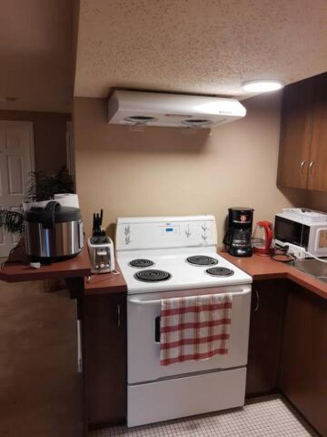Cozy Home With Comfortable Beds And Fully Equipped Kitchen 15 Mins Drive From Airport, Downtown, Sait And U Of C And 80 Min Drive To Banff YYC Esterno foto