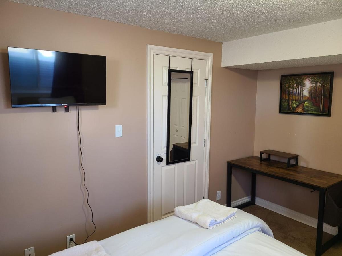 Cozy Home With Comfortable Beds And Fully Equipped Kitchen 15 Mins Drive From Airport, Downtown, Sait And U Of C And 80 Min Drive To Banff YYC Esterno foto