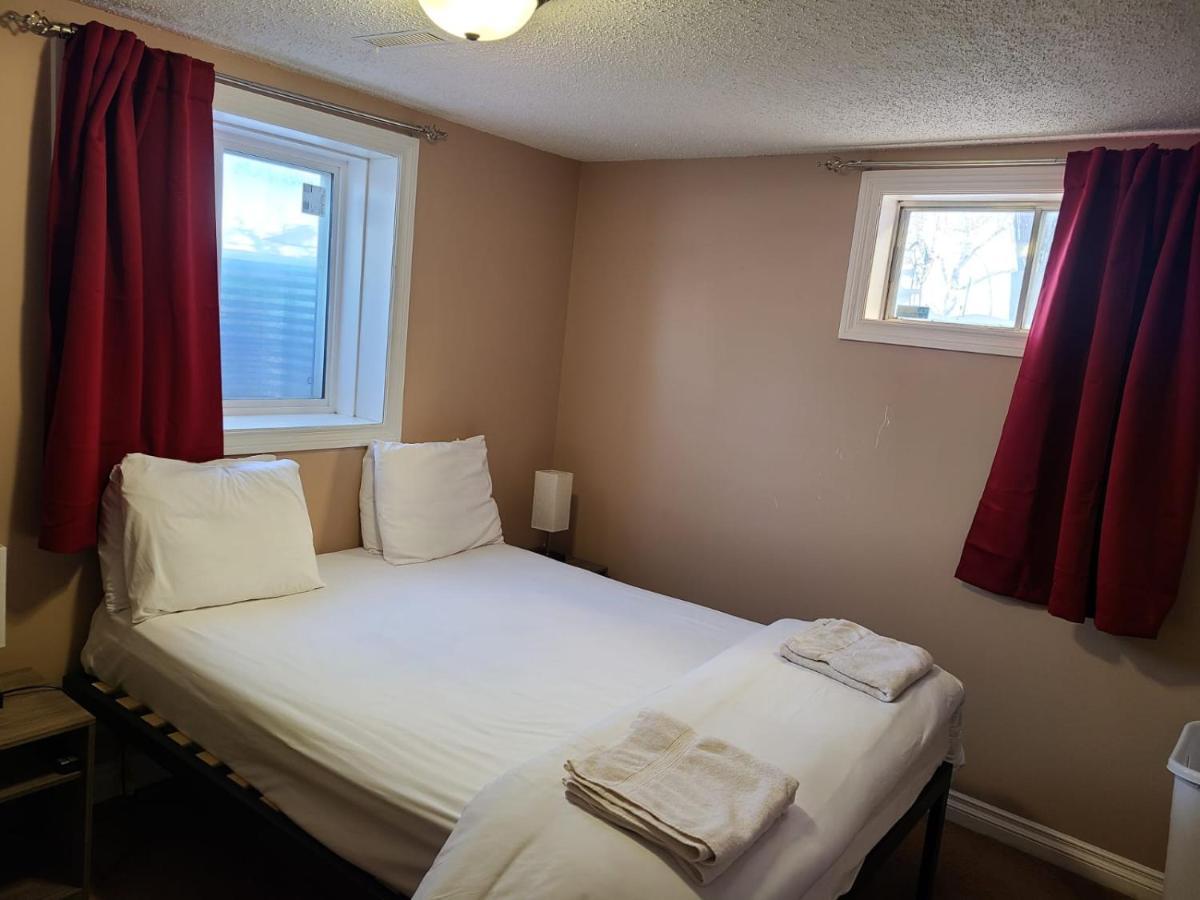 Cozy Home With Comfortable Beds And Fully Equipped Kitchen 15 Mins Drive From Airport, Downtown, Sait And U Of C And 80 Min Drive To Banff YYC Esterno foto