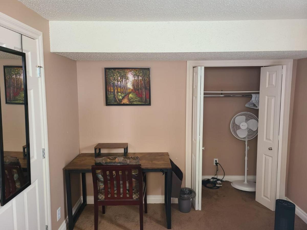 Cozy Home With Comfortable Beds And Fully Equipped Kitchen 15 Mins Drive From Airport, Downtown, Sait And U Of C And 80 Min Drive To Banff YYC Esterno foto