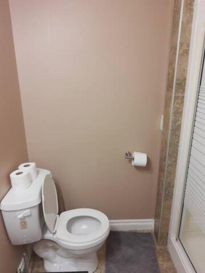 Cozy Home With Comfortable Beds And Fully Equipped Kitchen 15 Mins Drive From Airport, Downtown, Sait And U Of C And 80 Min Drive To Banff YYC Esterno foto