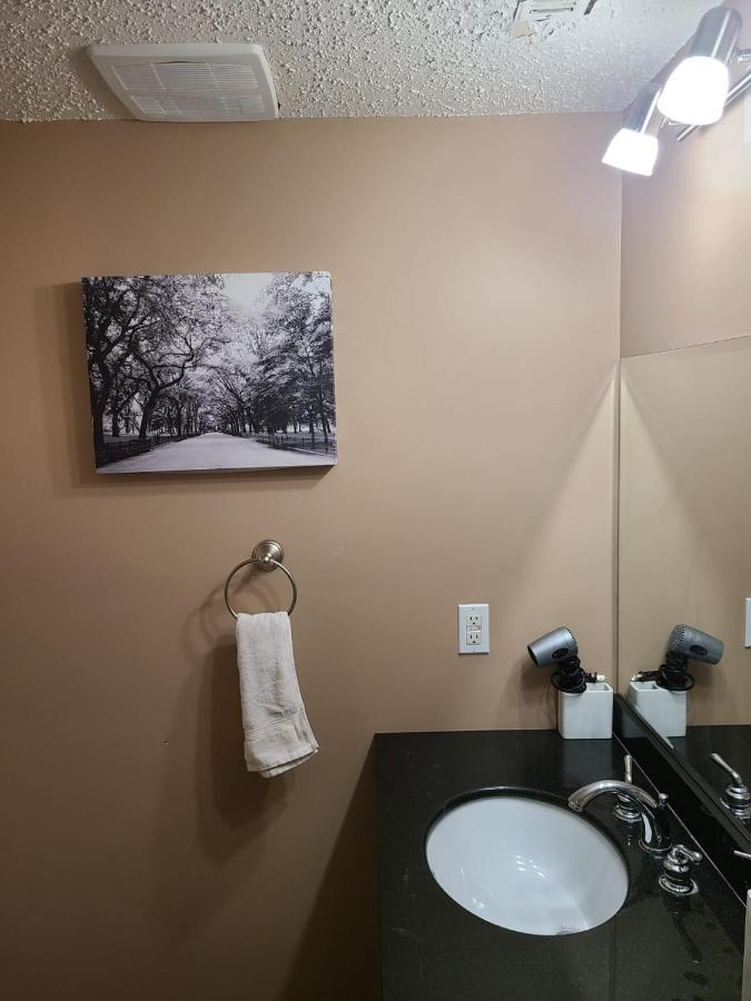 Cozy Home With Comfortable Beds And Fully Equipped Kitchen 15 Mins Drive From Airport, Downtown, Sait And U Of C And 80 Min Drive To Banff YYC Esterno foto