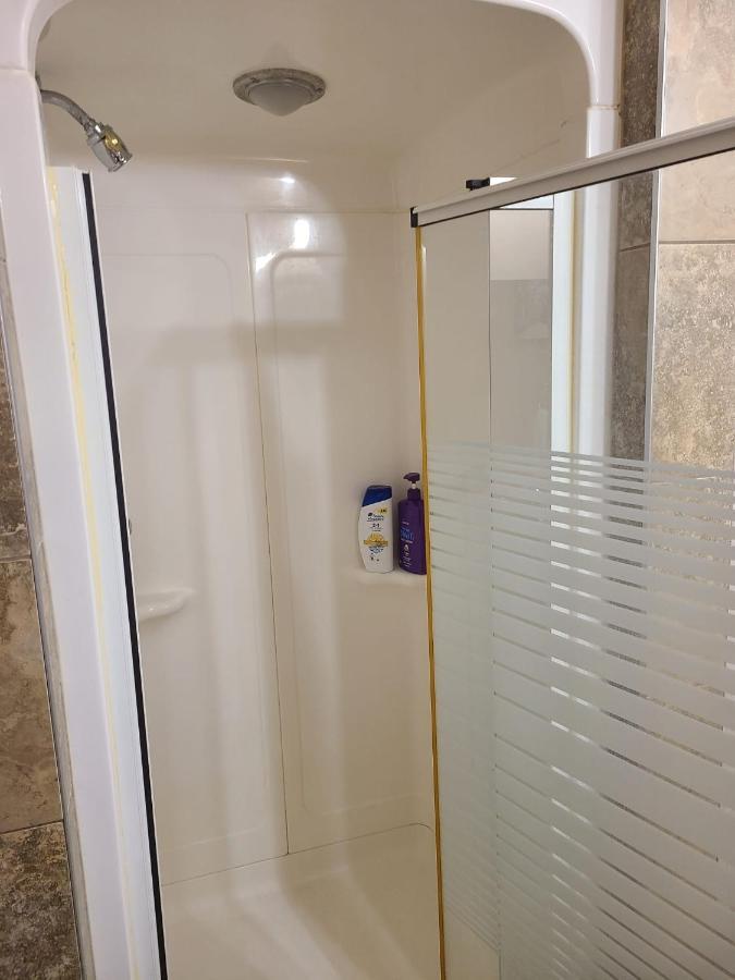 Cozy Home With Comfortable Beds And Fully Equipped Kitchen 15 Mins Drive From Airport, Downtown, Sait And U Of C And 80 Min Drive To Banff YYC Esterno foto