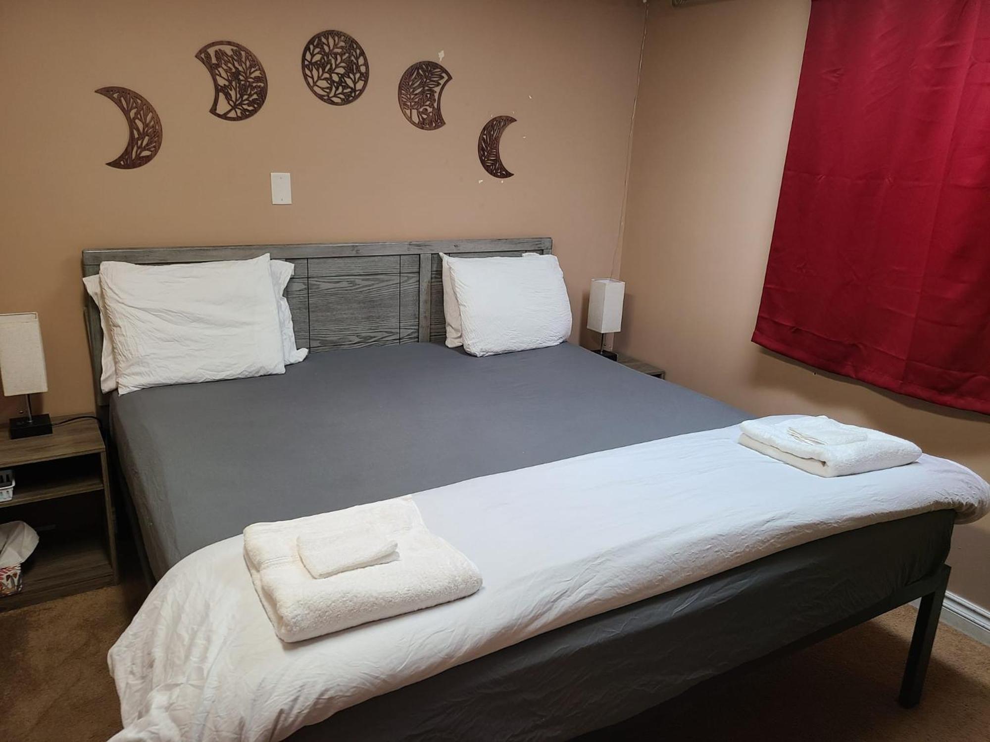 Cozy Home With Comfortable Beds And Fully Equipped Kitchen 15 Mins Drive From Airport, Downtown, Sait And U Of C And 80 Min Drive To Banff YYC Esterno foto